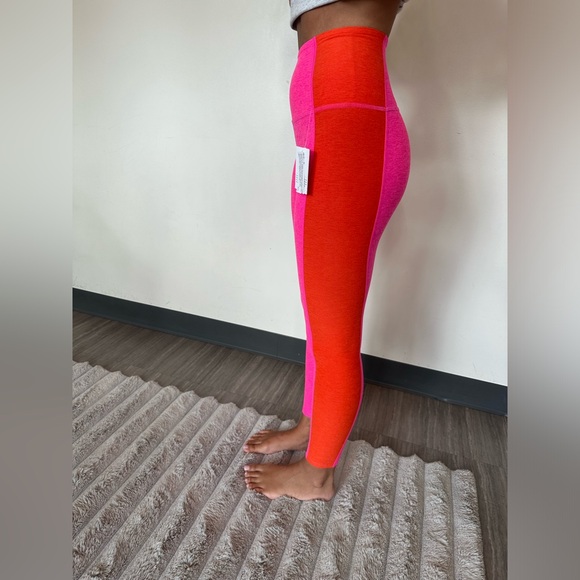 Beyond Yoga color block leggings in pink and orange - Picture 2 of 4